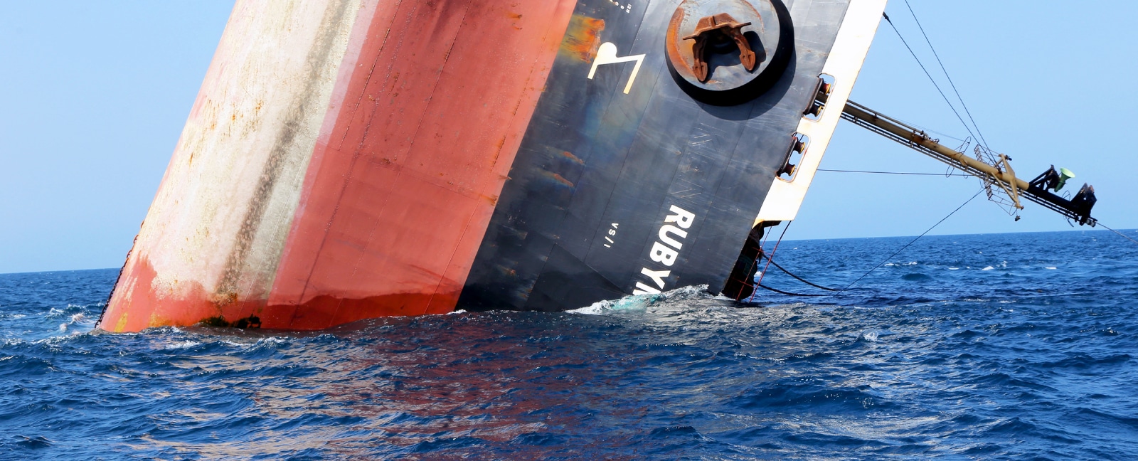 découvrez comment la pêche illicite menace nos océans et perturbe les écosystèmes marins. explorez les impacts néfastes de cette pratique sur la biodiversité et les efforts de conservation à mener pour protéger nos ressources marines.